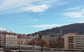 -- Le Sanctuaire, à 50 mètres de la Gare --